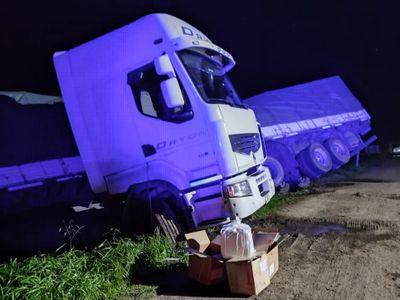 Volcó un camión en Firmat y hallaron polvo blanco