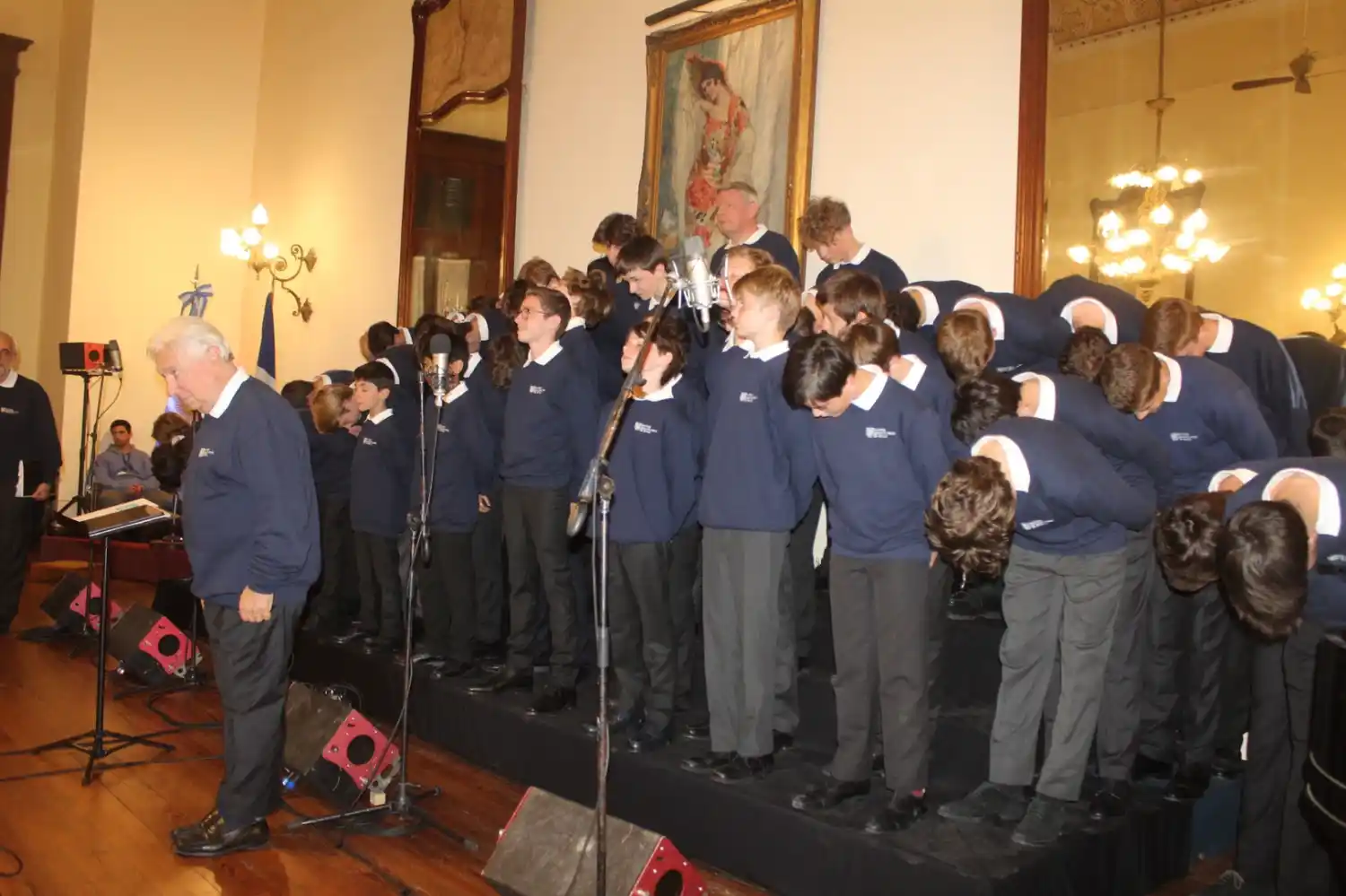 Actuación de los Niños Cantores de París.-