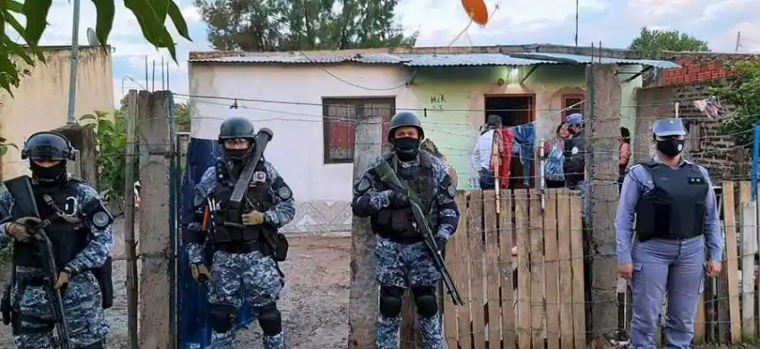 Por enfrentamiento entre dos vándalos en el barrio Lisbel Rivira hubo allanamientos simultáneos