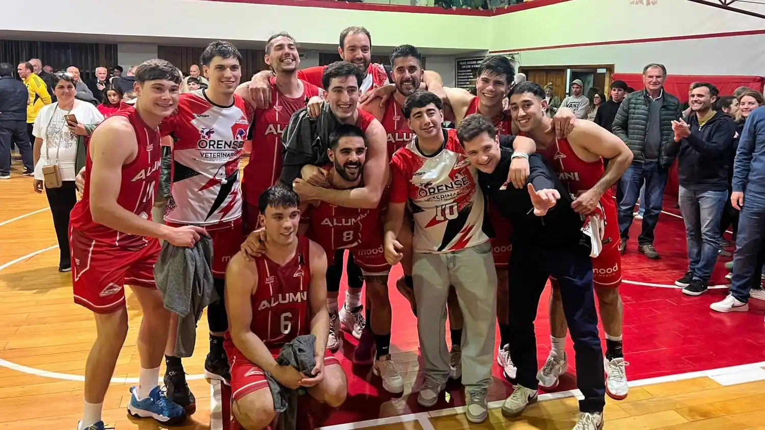 El plantel de Alumni que logró el ascenso tras vencer a Kimberley. Arriba: Alan Basualdo, Bautista Besmalinovich, Kevin Zambrano, Martín Kuhlmann, Manuel Luna, Santiago Montenegro y Juan Miguel. Abajo: Tobías Rodríguez, Jeremías Rodríguez (en andas), Juan Sáez (8), Matías García y Mariano Bianco  (Gentileza Christian Di Salvo)