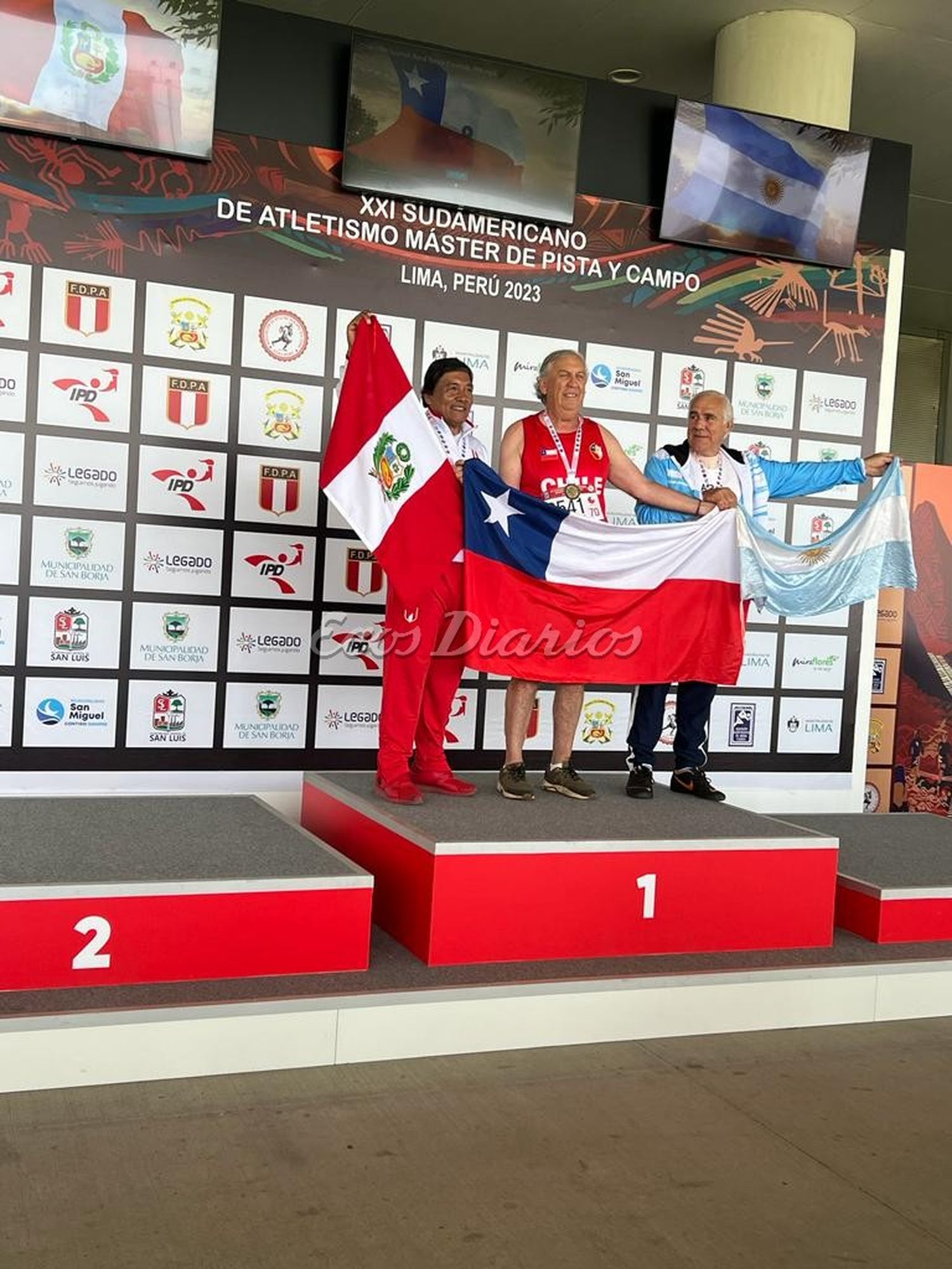 Mario Mendiburu desplegó la bandera argentina en el podio