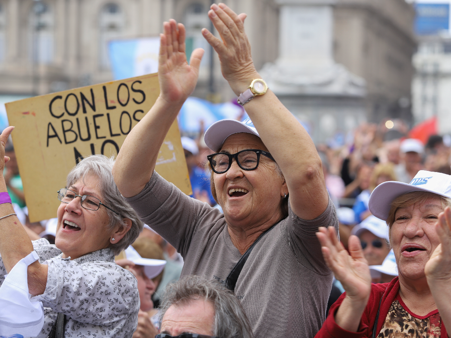 Jubilados, organizaciones políticas y sociales festejaron el fallo de la Corte