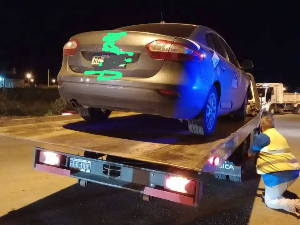 El auto de Rivas va rumbo al Corralón Municipal, donde permanecerá todo el fin de semana.