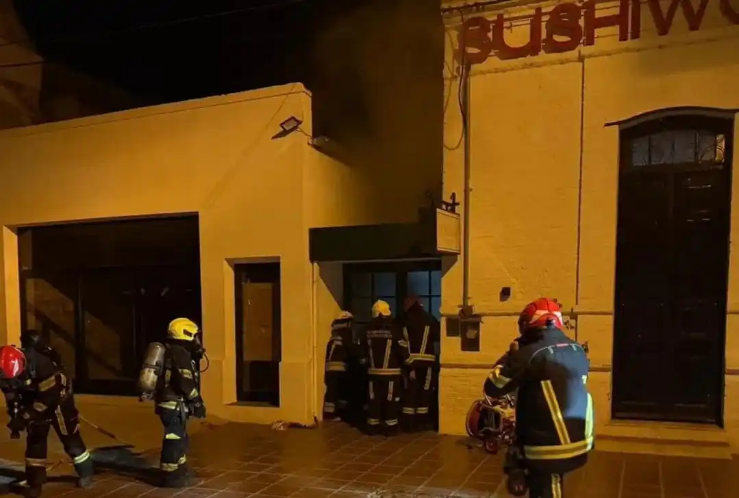 Una dotación de bomberos trabajó en el lugar (Foto: Bomberos)
