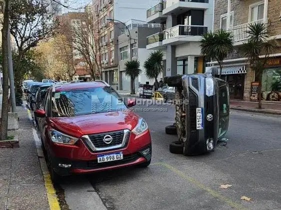 El conductor sufrió politraumatismos por el vuelco.