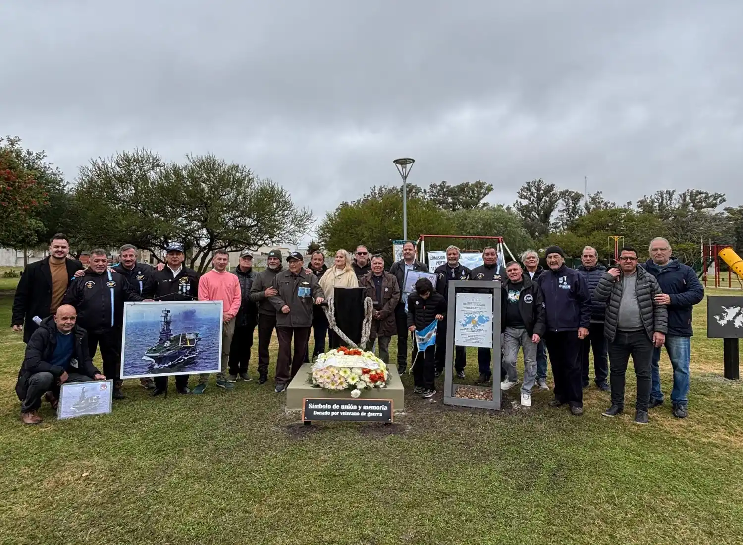 Homenaje a los héroes de Malvinas: colocaron la bita de amarre del portaaviones ARA 25 de Mayo en Pueblo Belgrano