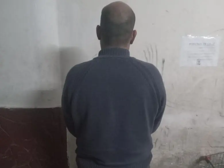 Un hombre acusado de incendiar una casa en zona sudoeste fue golpeado con una botella por el dueño y resultó herido