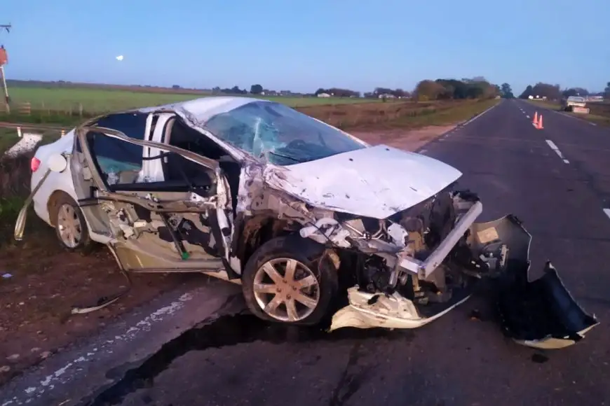 Un auto chocó desde atrás contra un acoplado en una ruta entrerriana