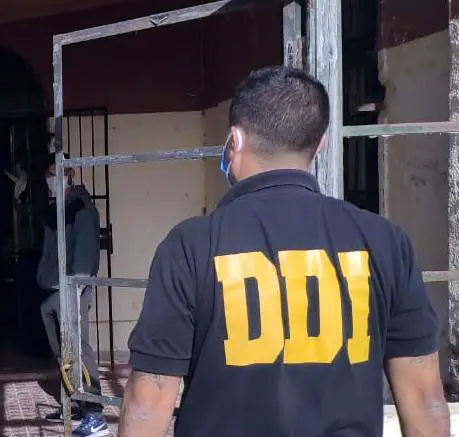 Allanaron una vivienda en la causa por la estafa a una jubilada