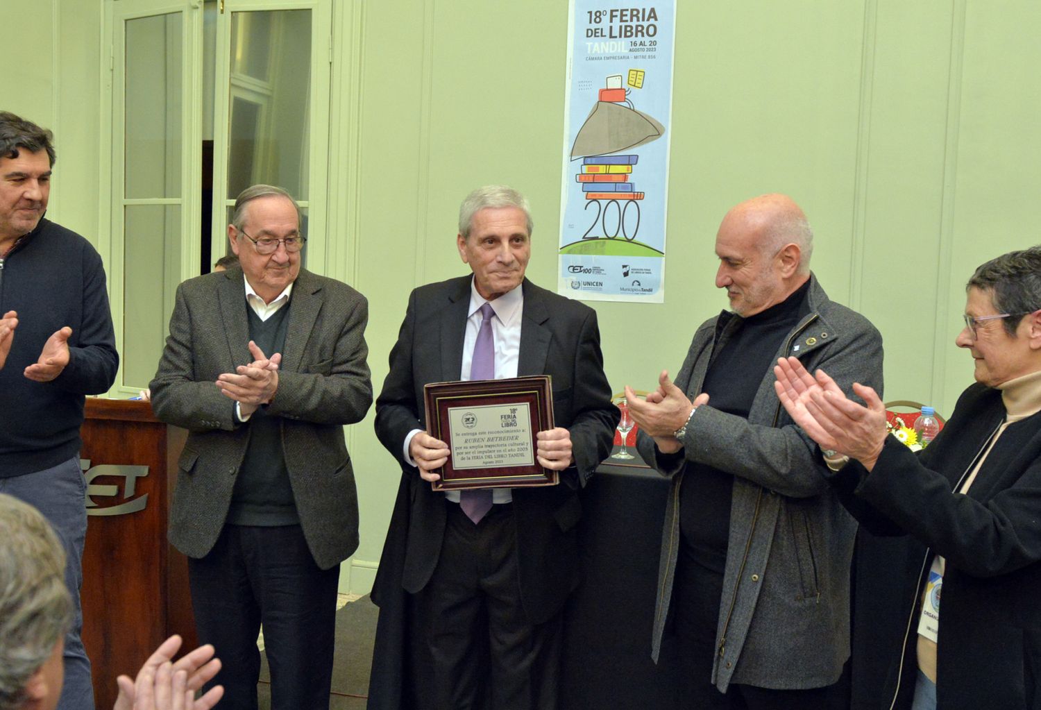 El intendente Miguel Lunghi, el homenajeado Rubén Betbeder y el rector de la Unicen Marcelo Aba.