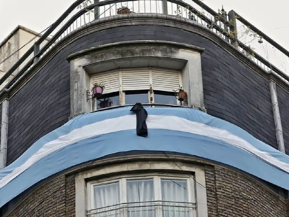 Vecinos de Cristina Kirchner colgaron una bandera de luto por los 100.000 muertos de Covid-19
