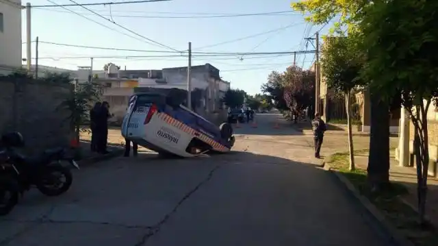 Un vehículo municipal fue embestido