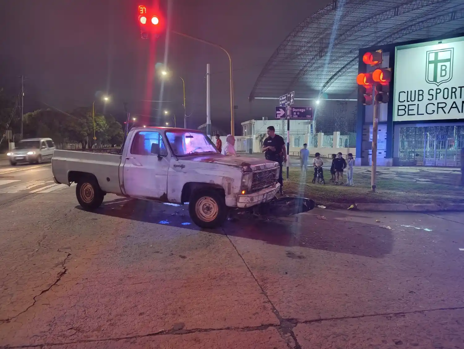Iban cuatro en moto, en contramano y chocaron  con una camioneta