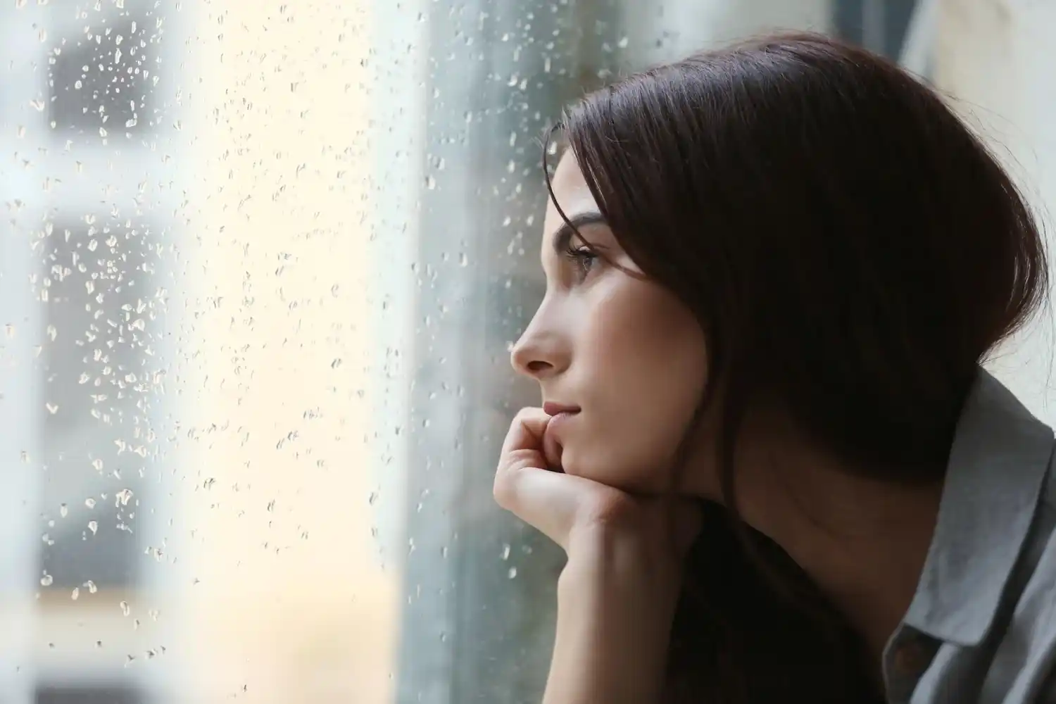 ¿Por qué los días grises nos bajan el ánimo? La explicación de una psicóloga