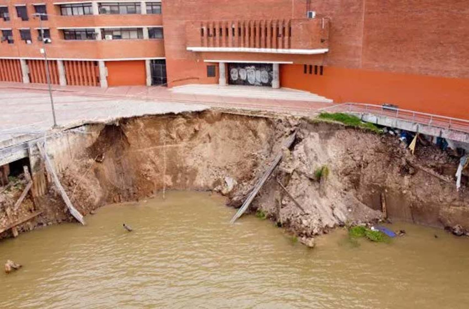 Tras detectar movimientos en escaleras del Centro Cultural Parque de España, suspendieron las actividades