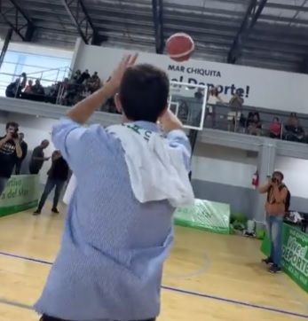 Wado de Pedro en Mar Chiquita: Tiró cinco triples en un aro de básquet y embocó dos