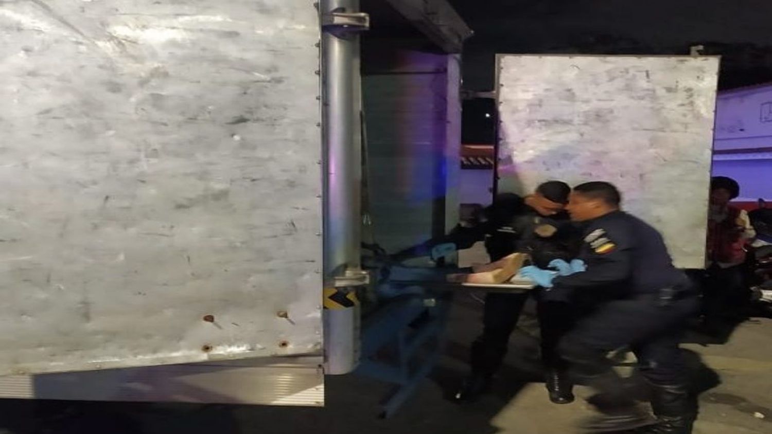 COMO PELÍCULA DE HOLLYWOOD: tras una riña 4 sujetos arrollan y matan a un joven, chocan contra un muro y dejan herida a una mujer