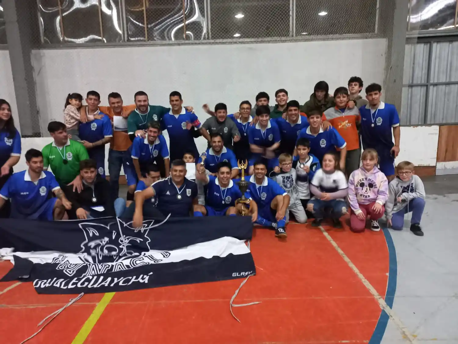 El plantel completo de Gimnasia celebra una nueva estrella.