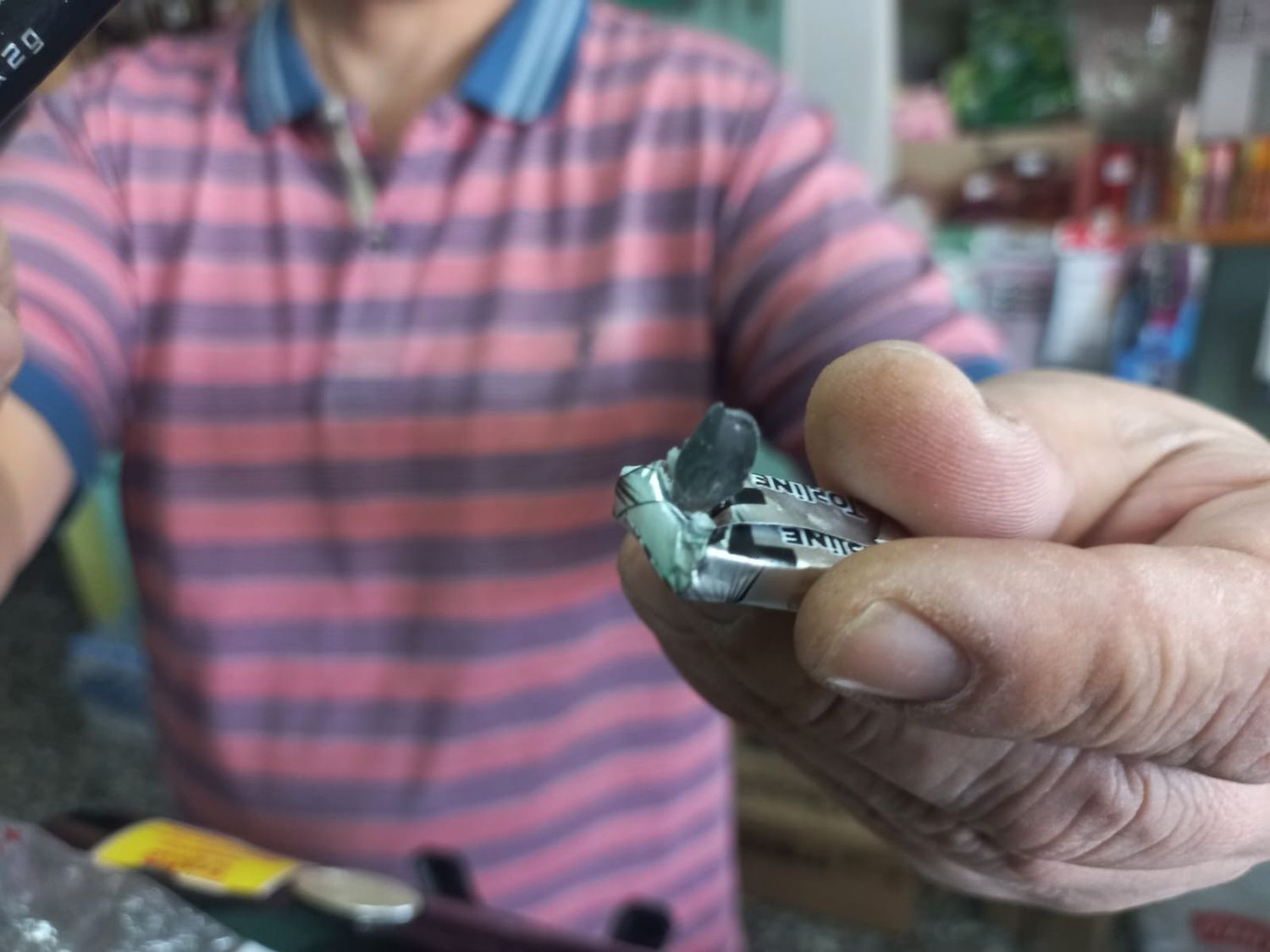 Una caja de chicles paró la bala que iba destinada al comerciante.