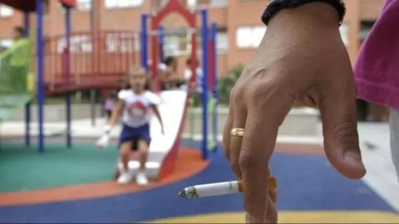 En Mendoza prohíben fumar en plazas, parques y frente a escuelas