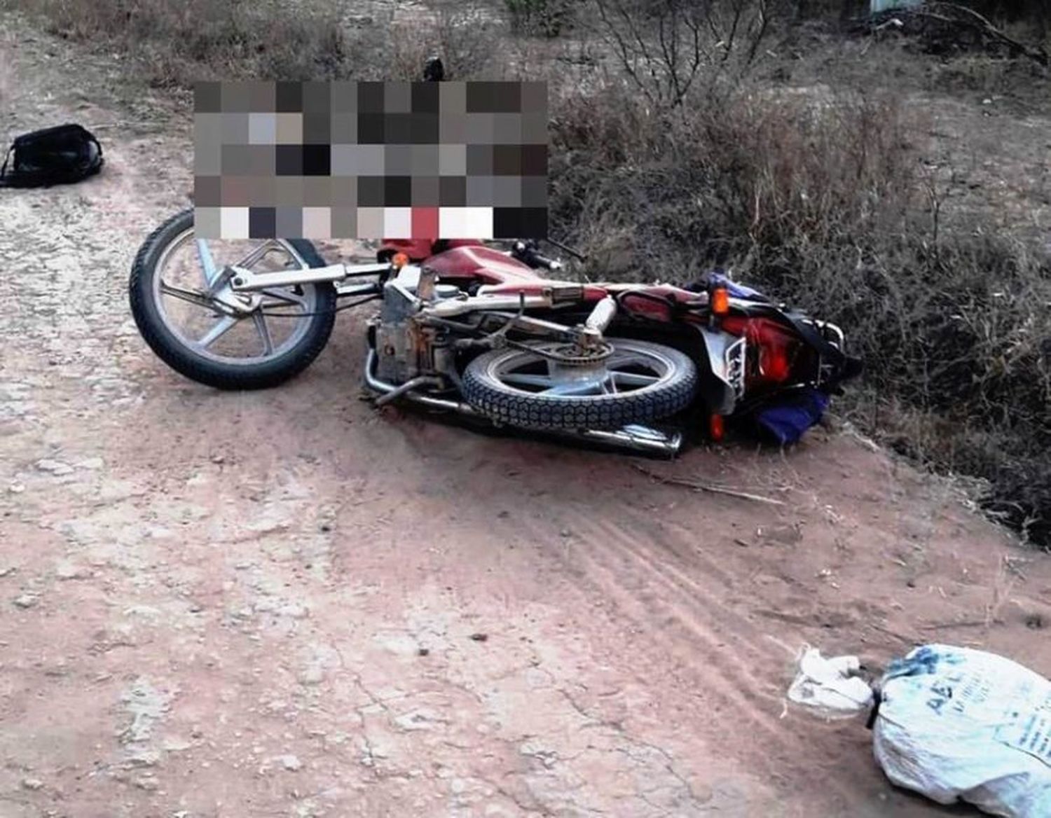 Se cayó de la moto y murió en Laguna Yema