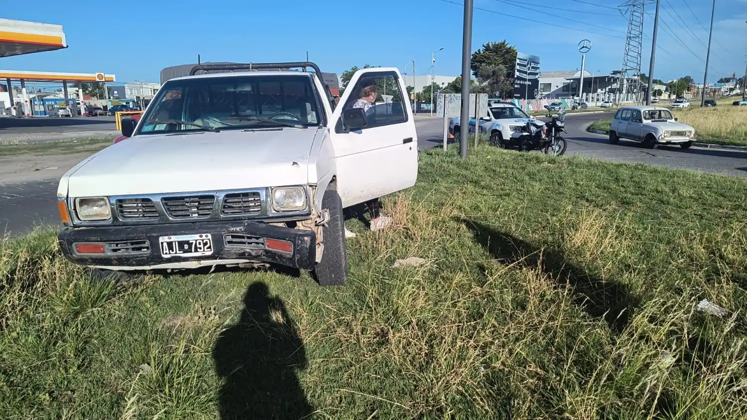 Una camioneta y una moto chocaron en la intersección de la Ruta 226 y la avenida Espora