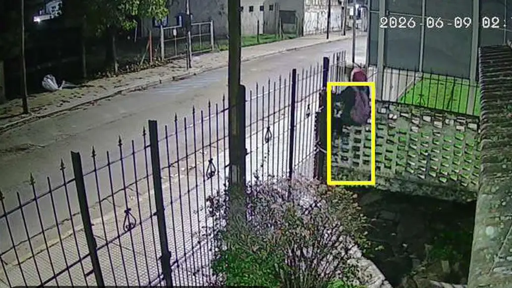 Los sujetos treparon las rejas del lugar. Quedaron filmados.