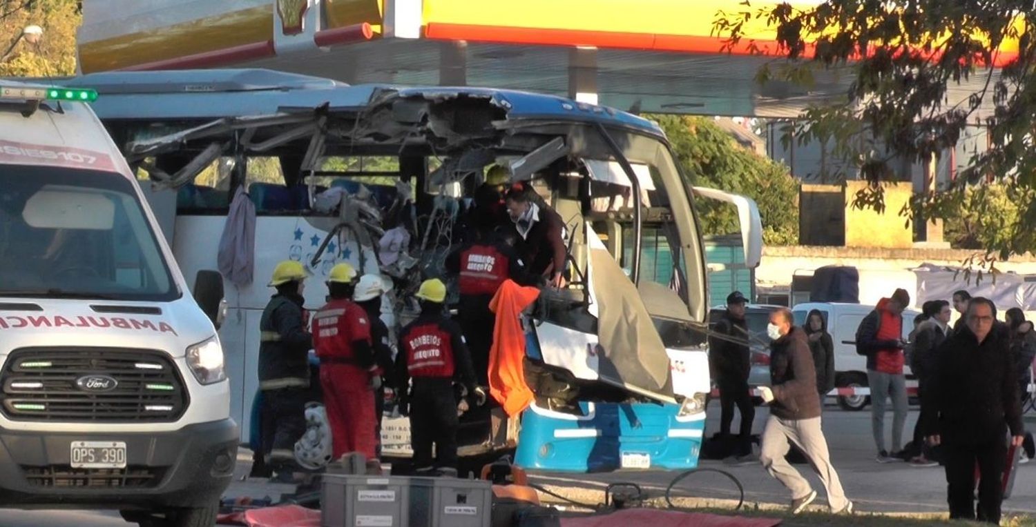 Arequito: un colectivo chocó contra un camión que estaba estacionado