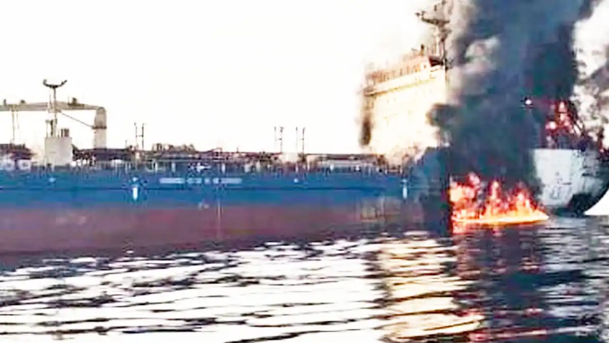 Tensión en el Estrecho de Ormuz: dos buques fueron atacados y las compañías navieras empiezan a suspender sus operaciones