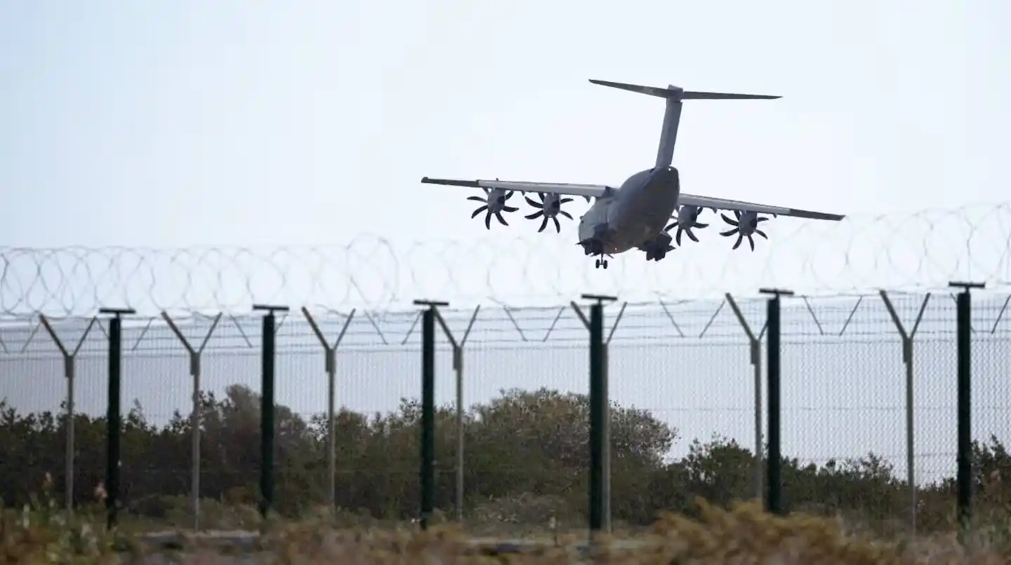 Un avión se prepara para aterrizar en la RAF Akrotiri, una base soberana británica en Chipre que fue alcanzada por un dron la madrugada del lunes.