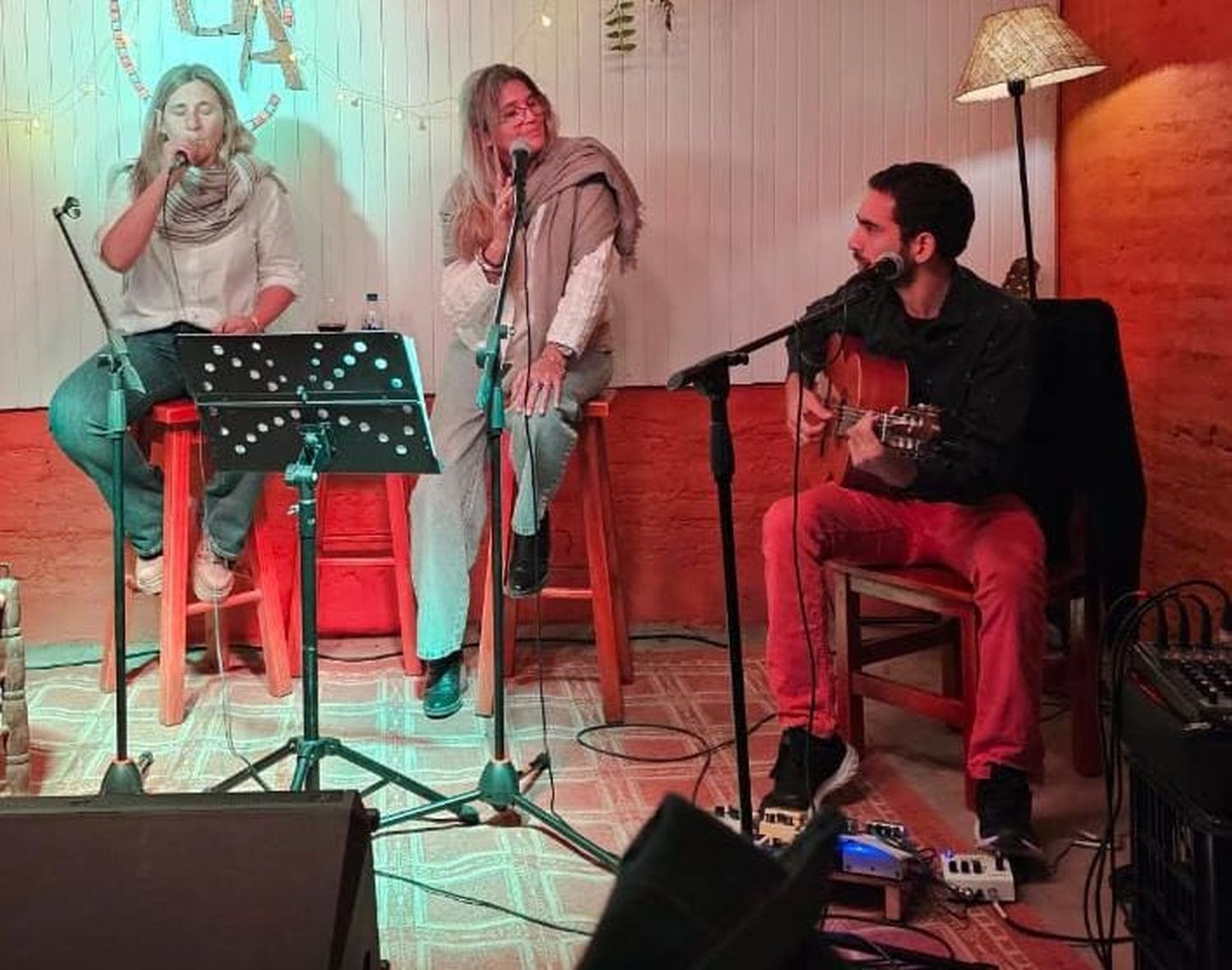 Eugenia y Victoria junto a Jonatan Acosta