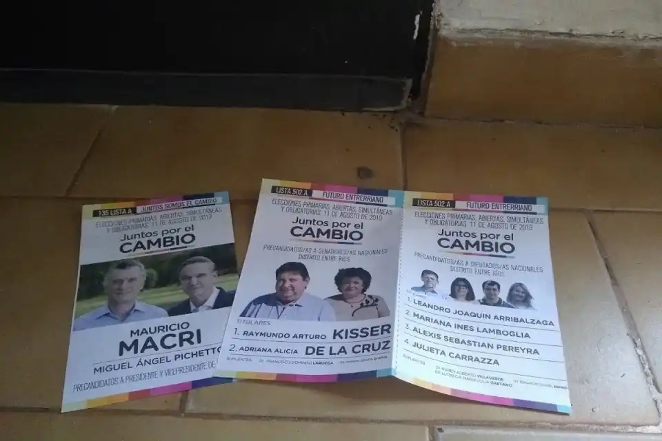A pesar de no poder pegar, Kisser repartió su boleta con la de Macri