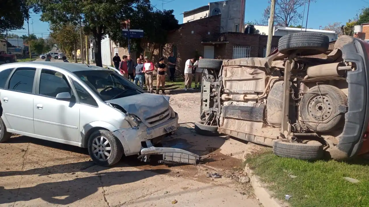 Vehículo volcó tras ser chocado por otro en esquina