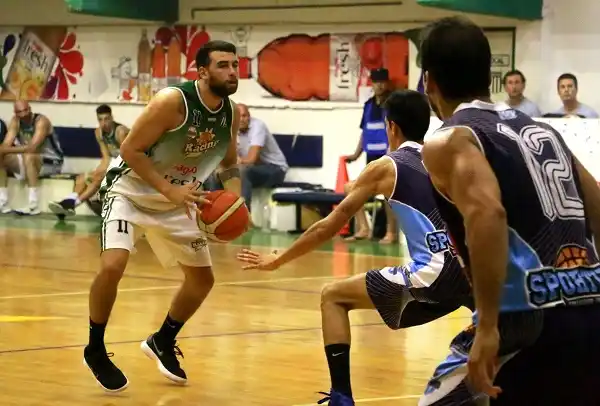Racing supo reaccionar, venció a Sportivo y sigue dando pelea