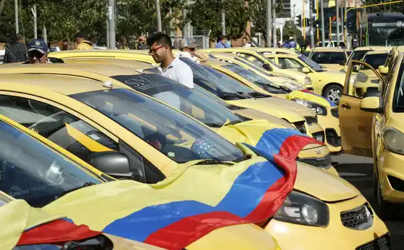 Taxistas anuncian PARO en Bogotá