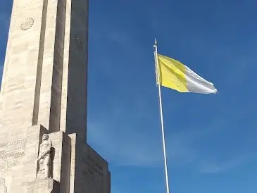 Patriotismo de mástil: tres concejales quieren prohibir banderas extranjeras en el Monumento
