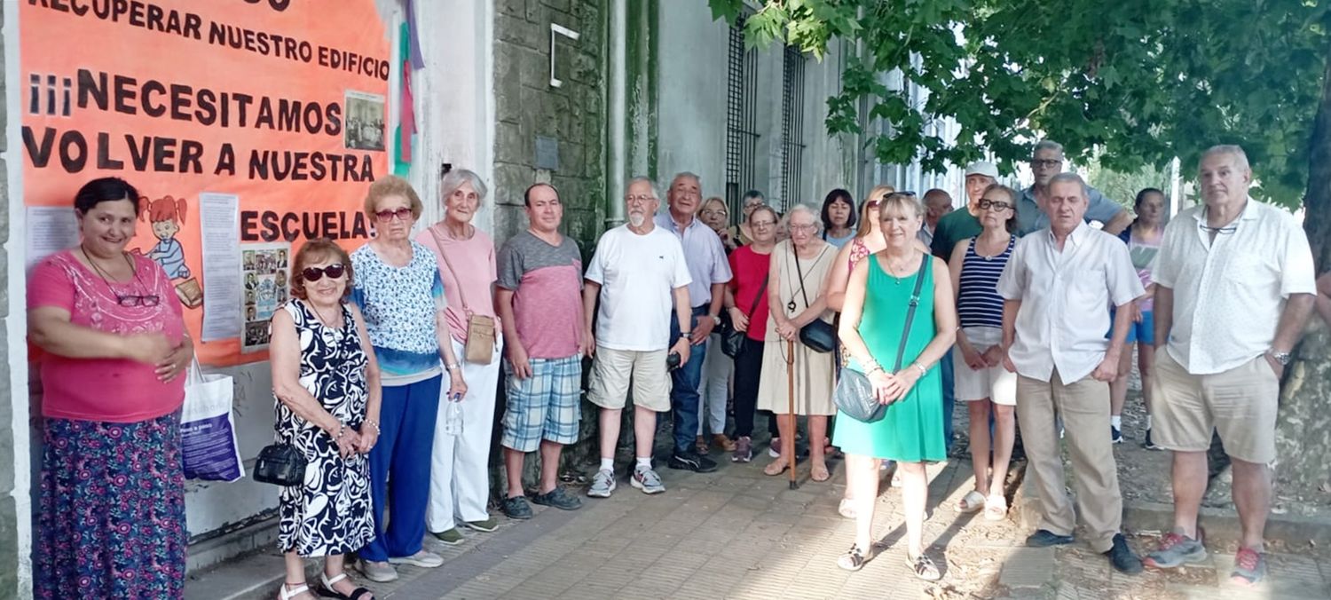Abrazo a la Escuela 7: alumnos, egresados, docentes y directivos reclamaron por la continuidad de la obra