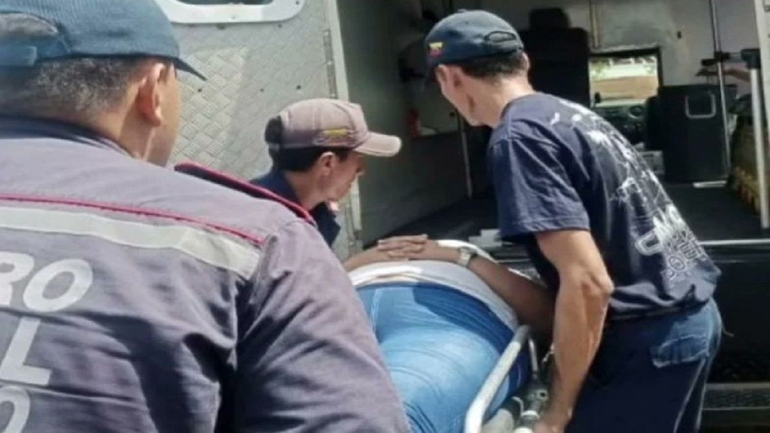 DESFILE MORTAL: un toro se descontroló y ocasionó la muerte de una maestra y varios heridos