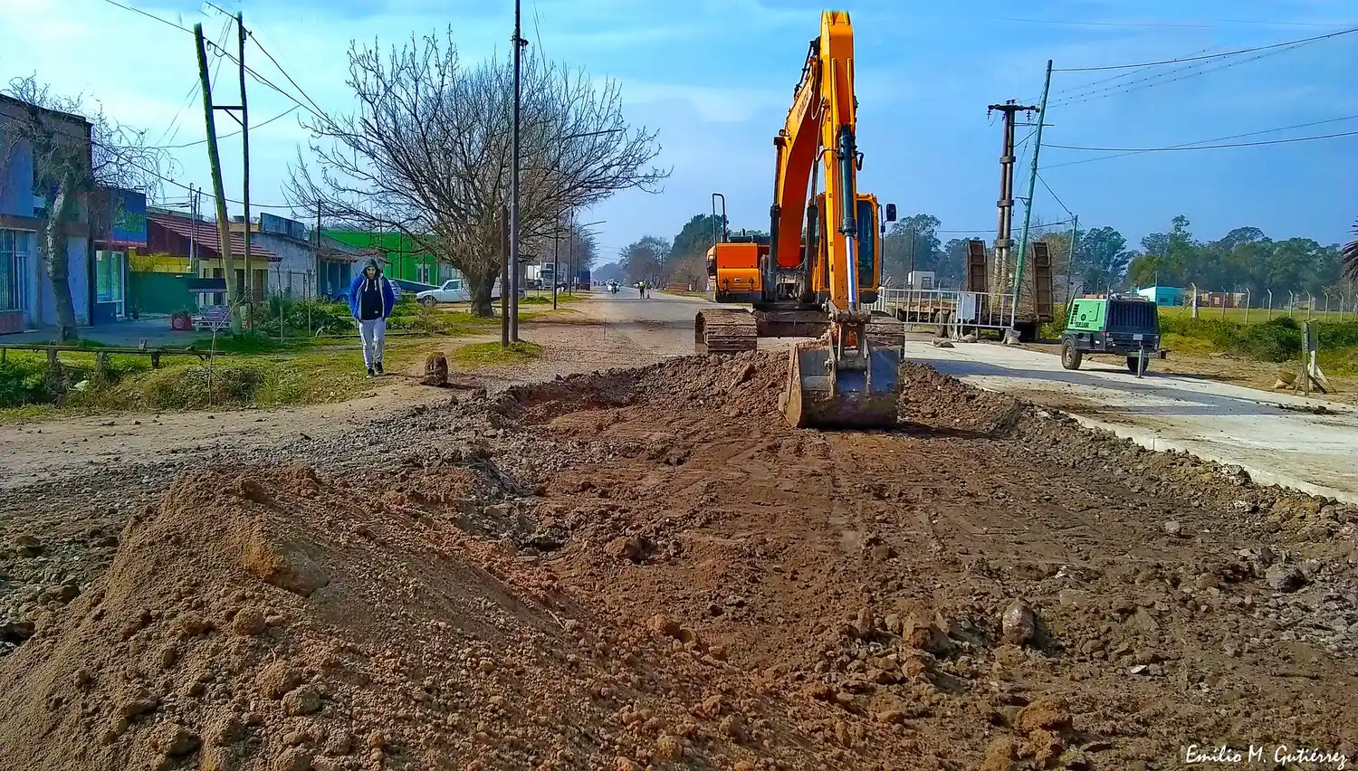 2 de agosto de 2021. Remoción de rieles y pavimentación en la antigua barrera ferroviaria de Avenida Alfonsín. Un cruce histórico que dejó de ser peligroso para los vecinos. Foto: Emilio Mariano Gutiérrez.