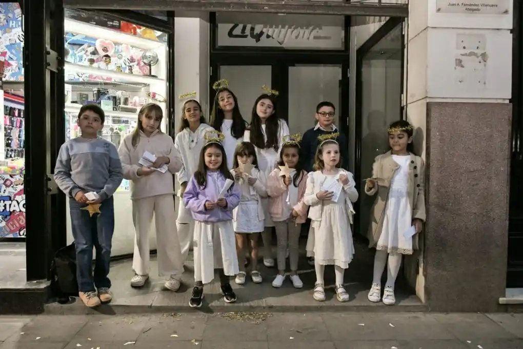Los angelitos de las Universitarias repartieron sus buenos deseos