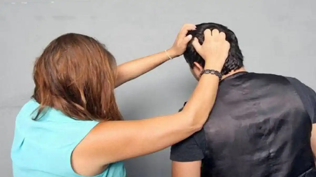 ¡ELLAS TAMBIÉN AGREDEN! Mujeres son captadas atentando contra hombres en plena vía pública