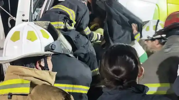 Accidente en Ruta 51: choque entre dos camiones y una persona atrapada