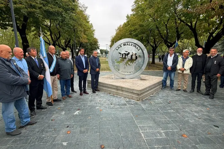 Fue realizado por el artista local Hernán Ricaldoni.