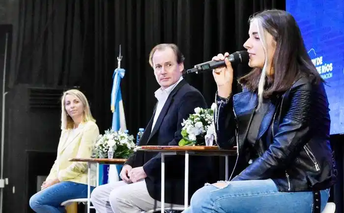 Bordet y Stratta presentaron la edición 2022 del Senado Juvenil que cumple 30 años de vigencia ininterrumpida