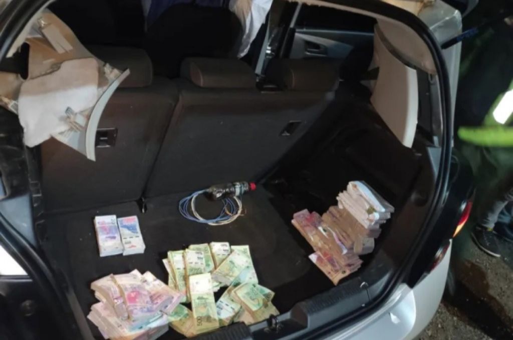 Paso de los Libres: un hombre llevaba más de diez millones de pesos ocultos en el auto