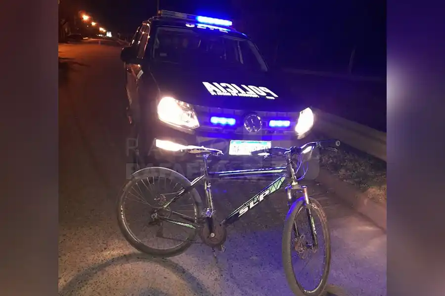 Lo encontraron dormido en la vía pública con una bicicleta robada