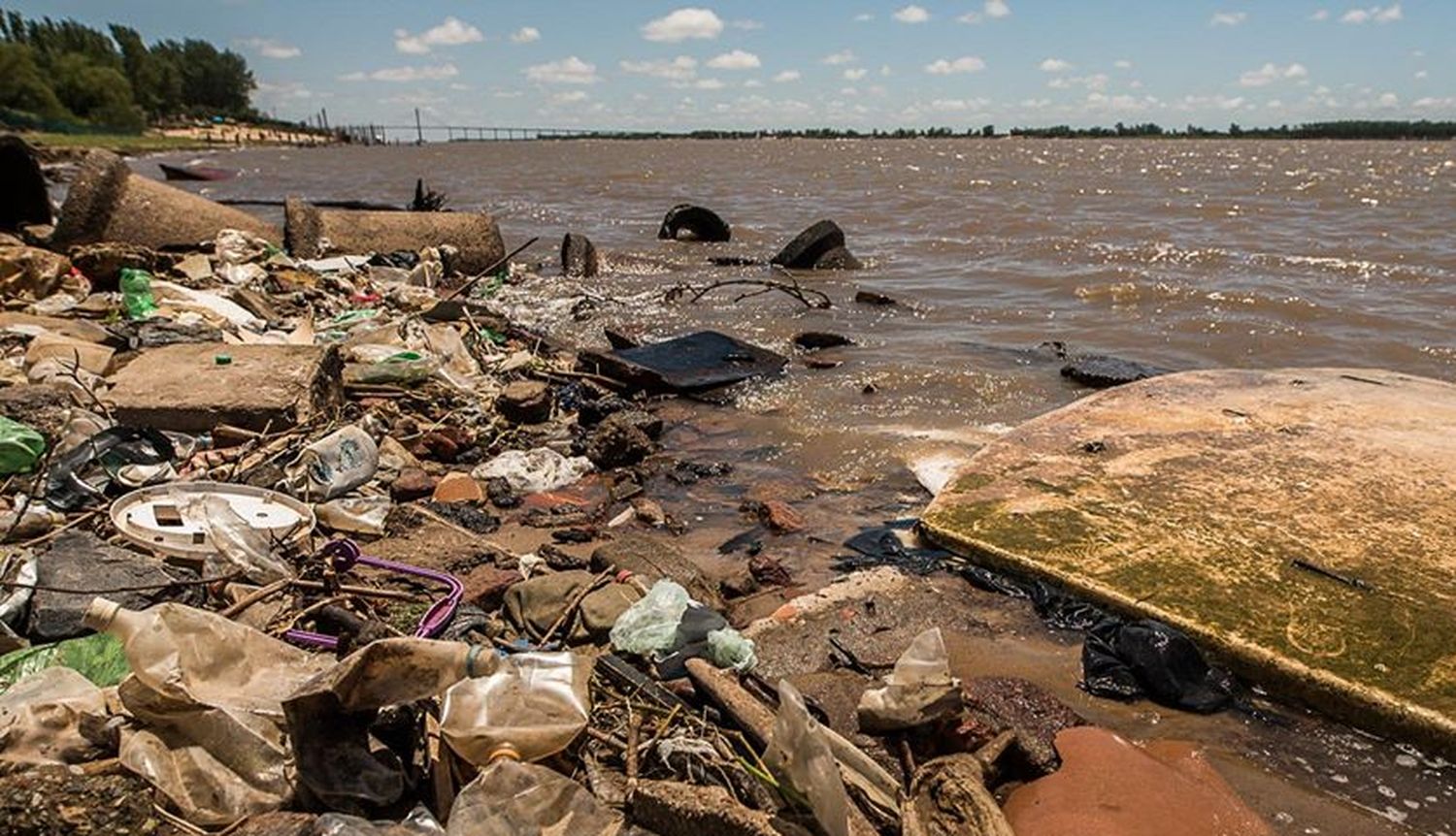 El 70 por ciento de los residuos del río Paraná son plásticos