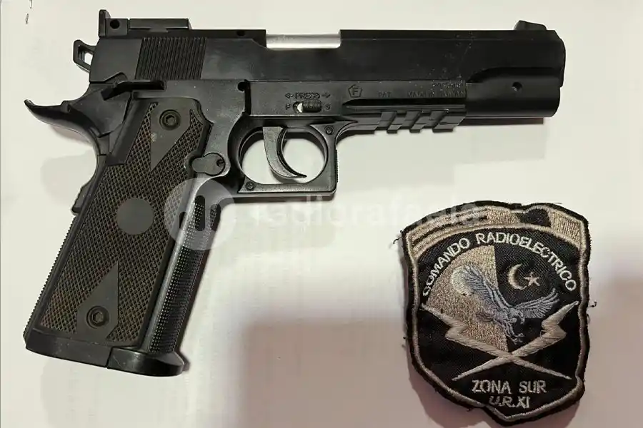 Exhibió un arma mientras paseaba en bicicleta y causó temor: era una réplica