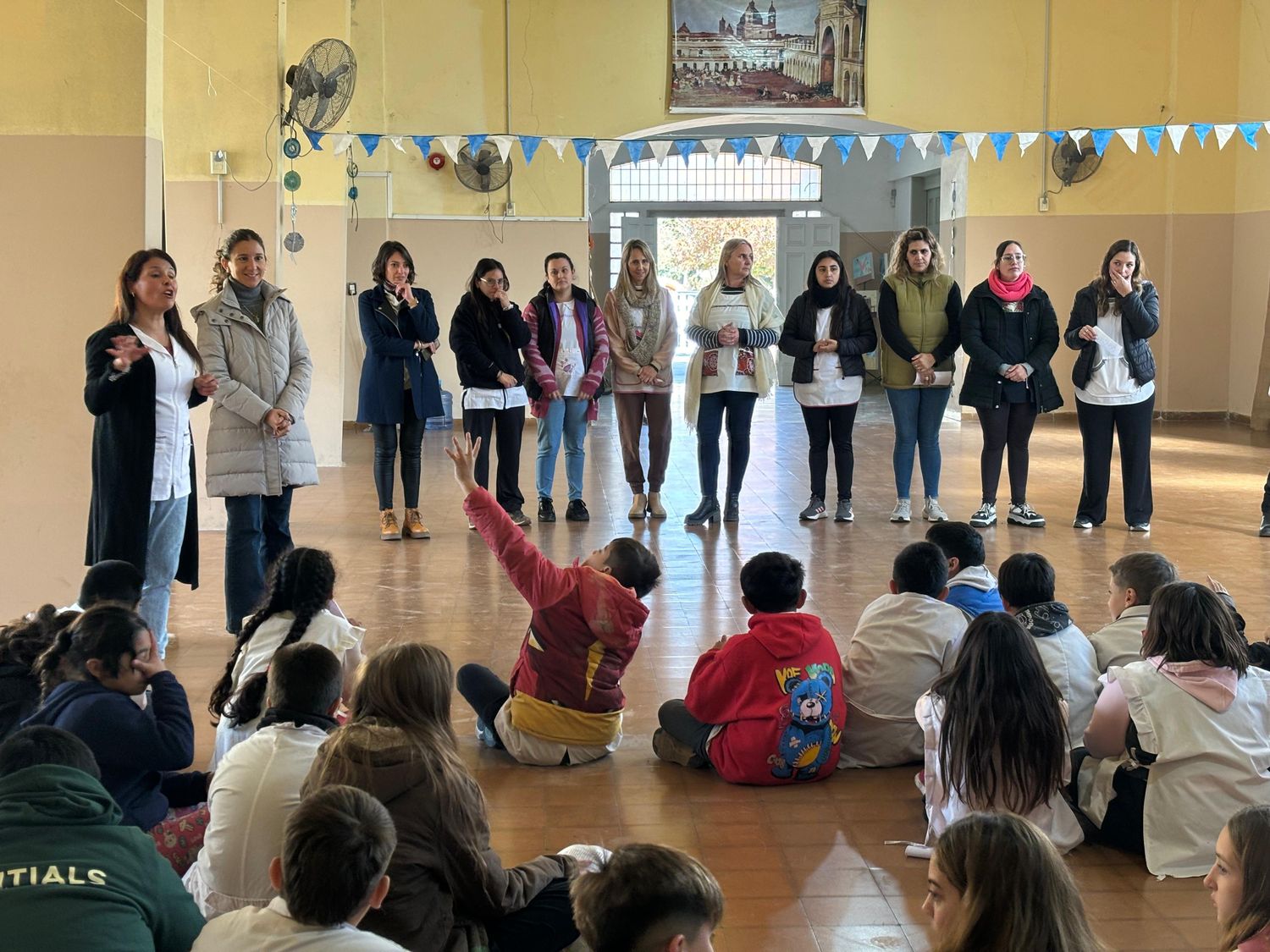 La senadora en la visita a un establecimiento educativo.