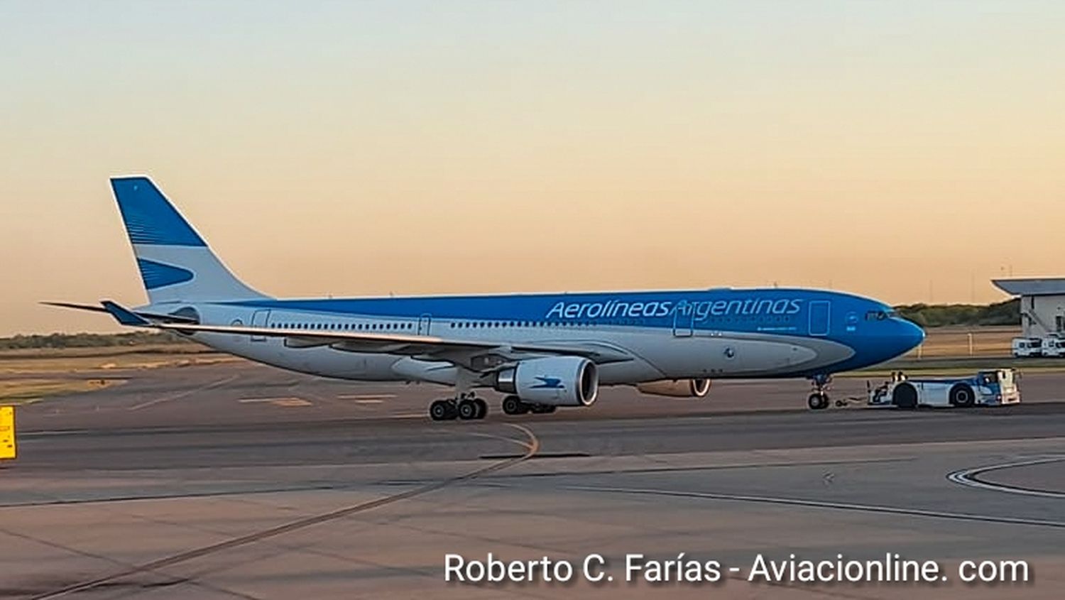 El vuelo de Aerolíneas Argentinas trae las primeras vacunas Sputnik-V para Bolivia